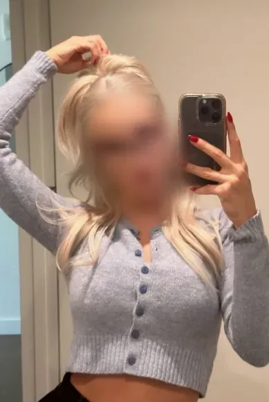 Zeynep, 25