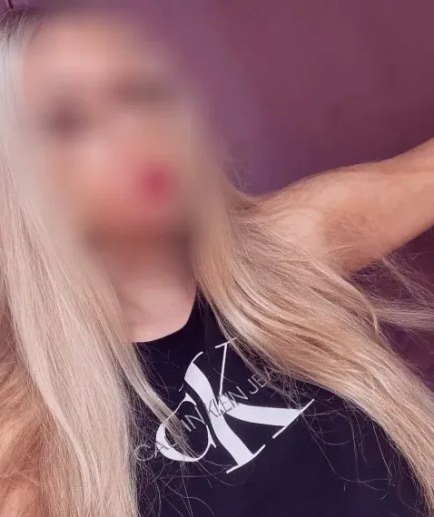 Zeynep, 24